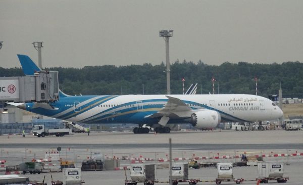 de-omanair-a40sc-frankfurt-030622-pic2-full.jpg