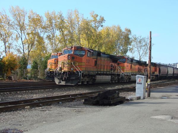 us-bnsf-5121+5048+4020-seattle-251007-full.jpg