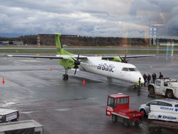 lv-airbaltic-q400-helsinkivantaa-031118-full.jpg